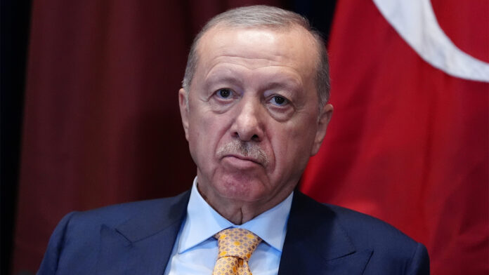 Yeni Şafak: Το casus belli της Τουρκίας ως «εργαλείο ειρήνης» – Αξιοποιήστε τον Ερντογάν όσο βρίσκεται ακόμη στη θέση του