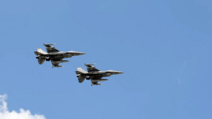Λευκωσία: Τα ελληνικά F-16 Viper πέταξαν χαμηλά στην παρέλαση – Δένδιας: Η Ελλάδα πάντα στο πλευρό της Κύπρου