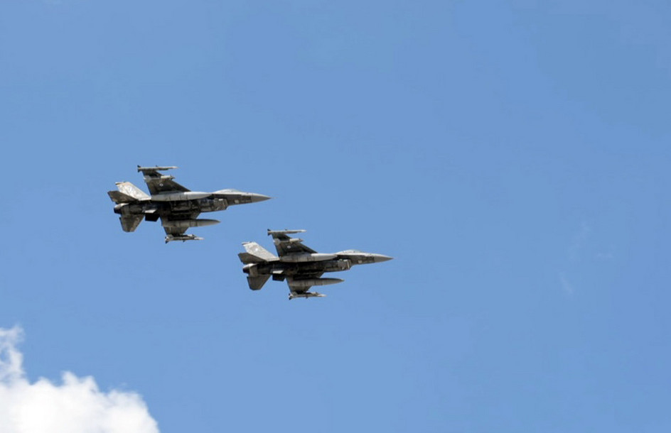 Λευκωσία: Τα ελληνικά F-16 Viper πέταξαν χαμηλά στην παρέλαση – Δένδιας: Η Ελλάδα πάντα στο πλευρό της Κύπρου