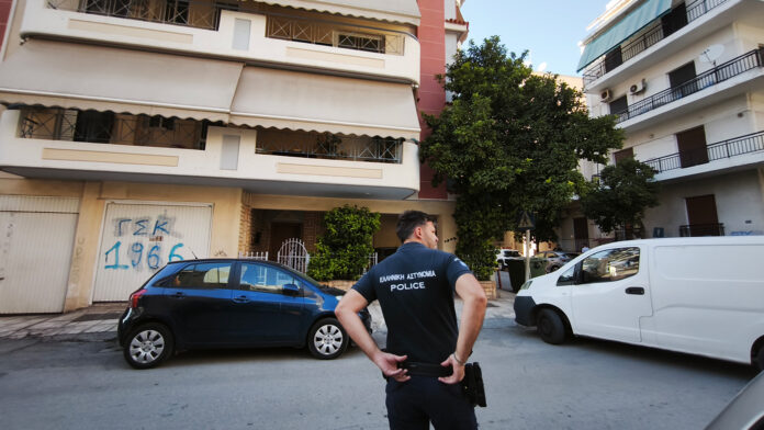 Καλλιθέα: Ολοκληρώθηκε η επιχείρηση του ΤΕΕΜ για τα φιαλίδια με εκρηκτικό υλικό – Επέστρεψαν οι ένοικοι