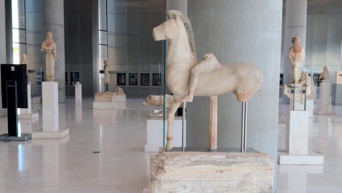 Μουσείο Ακρόπολης: Ο αρχαϊκός ιππέας επανενώνεται με το αυθεντικό βάθρο του