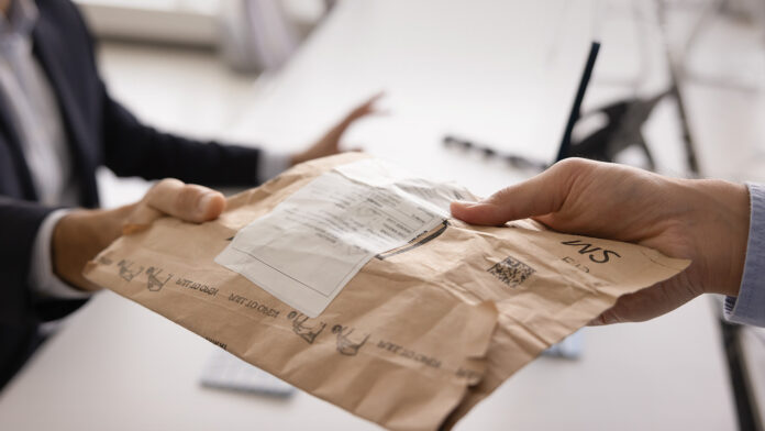 Courier: Εκτός Βουλής οι διατάξεις που επέβαλαν ηλεκτρονικές πληρωμές στις αντικαταβολές – «Σώθηκαν» τα μετρητά