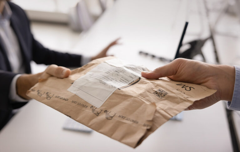 Courier: Εκτός Βουλής οι διατάξεις που επέβαλαν ηλεκτρονικές πληρωμές στις αντικαταβολές – «Σώθηκαν» τα μετρητά