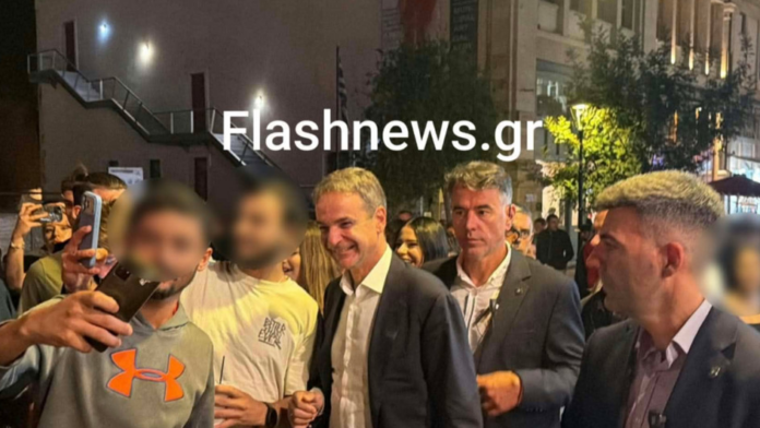 Χανιά: Κοσμοσυρροή νέων για selfie με τον Κυριάκο Μητσοτάκη – Δείτε βίντεο