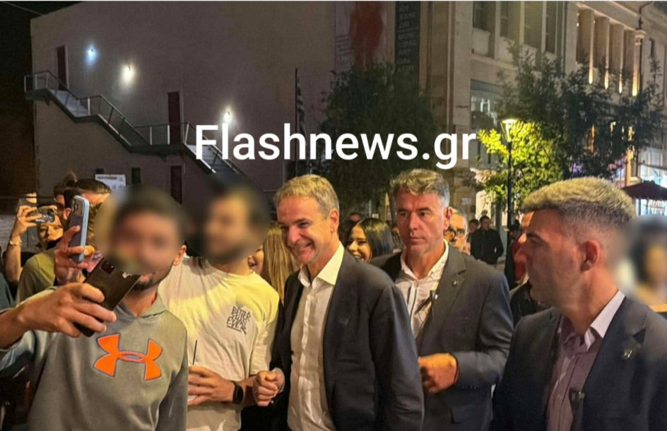 Χανιά: Κοσμοσυρροή νέων για selfie με τον Κυριάκο Μητσοτάκη – Δείτε βίντεο