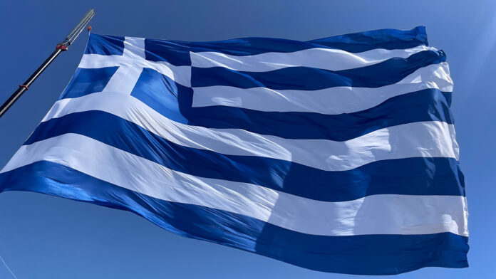 28η Οκτωβρίου: Η βιοτεχνία της οικογένειας Κοκκώνη ράβει ελληνικές σημαίες από τη Σμύρνη του 1919 – «Ράβουμε ό,τι ανεμίζει»
