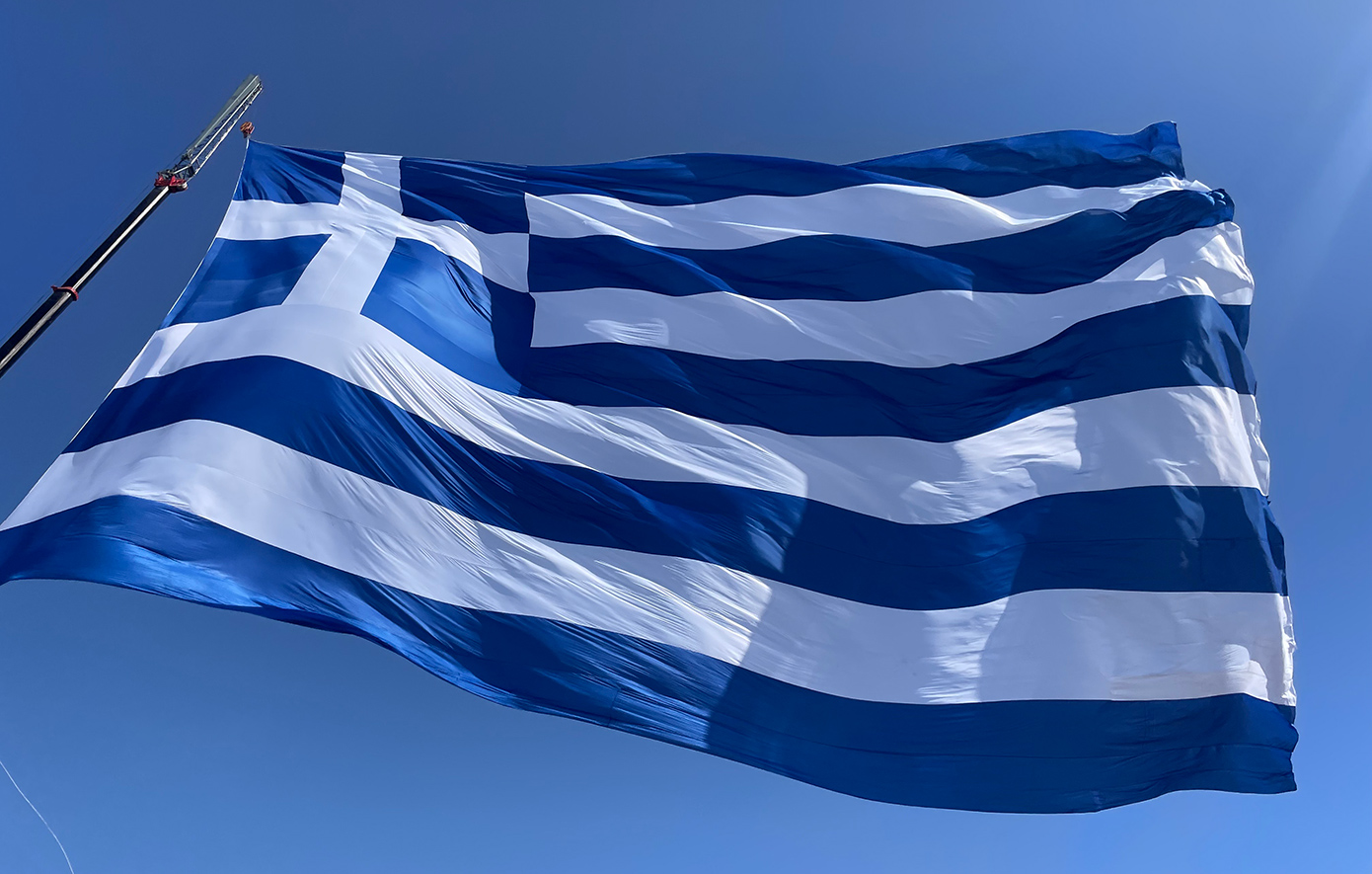 28η Οκτωβρίου: Η βιοτεχνία της οικογένειας Κοκκώνη ράβει ελληνικές σημαίες από τη Σμύρνη του 1919 – «Ράβουμε ό,τι ανεμίζει»