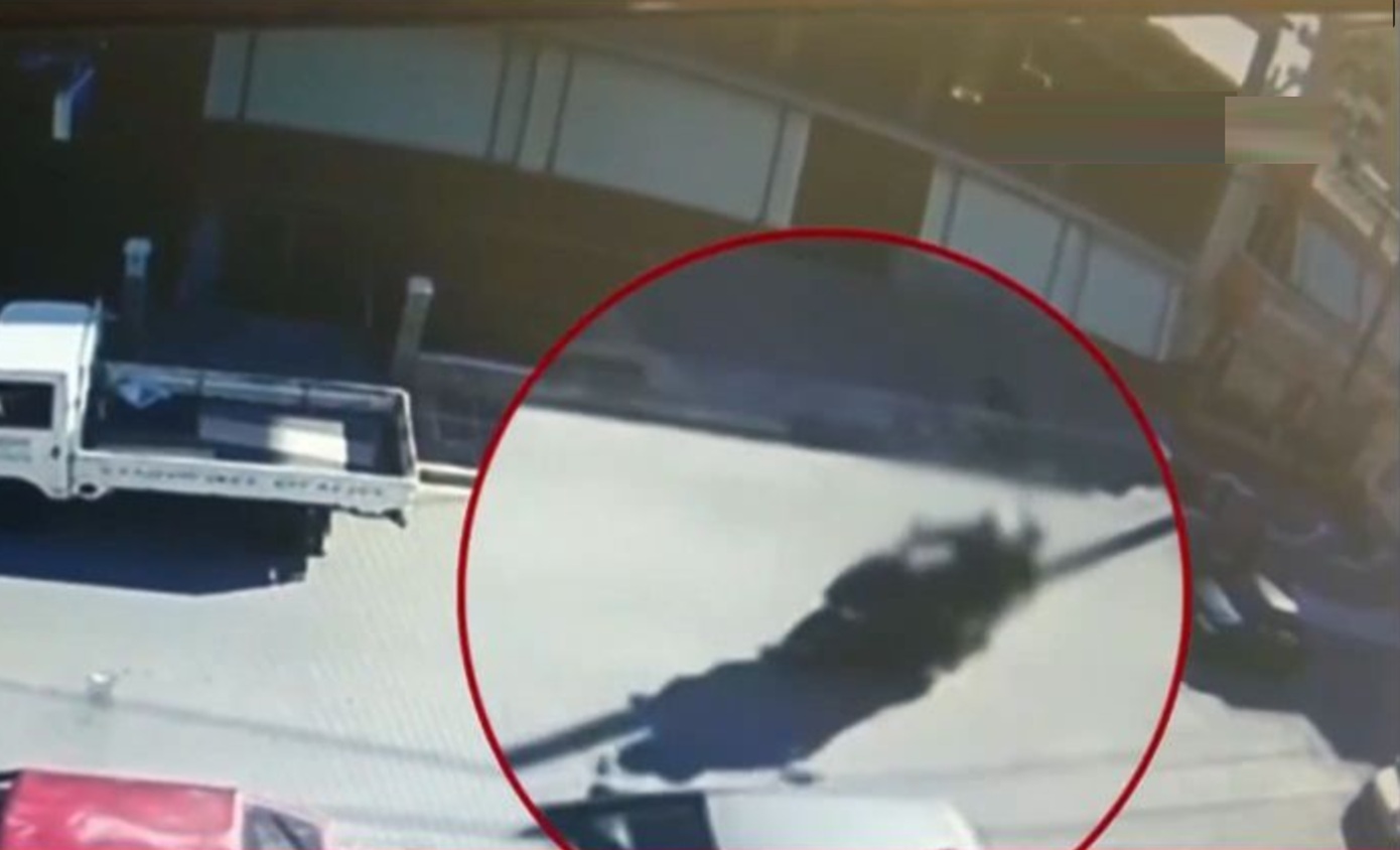Ελευσίνα: Μαχαίρια, σιδερογροθιές και εθνικιστικά έντυπα βρέθηκαν στα σπίτια των δύο κατηγορουμένων για την επίθεση στον 32χρονο