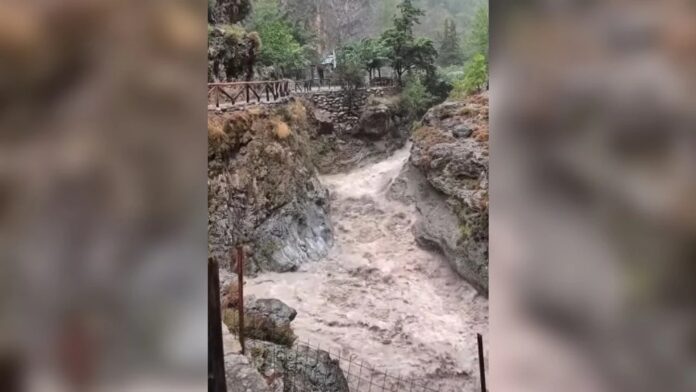 Φαράγγι Σαμαριάς: Ορμητικά νερά μετά τις καταιγίδες στην Κρήτη (βίντεο) – Νέο 112 στον Μυλοπόταμο