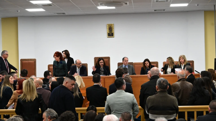 Τέμπη: Με τη φωτογραφία της Αναστασίας ο πατέρας της στη δίκη – «Εκείνο το βράδυ γκρεμίστηκαν όλα»