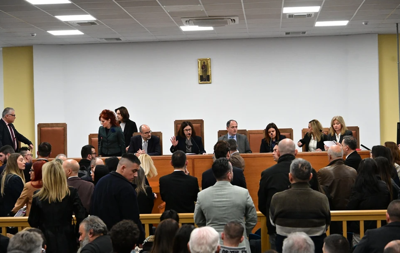 Τέμπη: Με τη φωτογραφία της Αναστασίας ο πατέρας της στη δίκη – «Εκείνο το βράδυ γκρεμίστηκαν όλα»