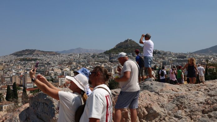 Best Agers: Πώς η νέα τουριστική αγορά ενισχύει τη θέση της Ελλάδας στα προγράμματα των tour operators