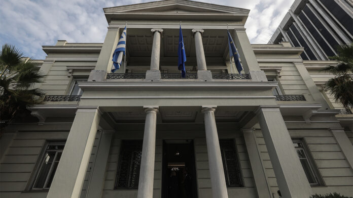 ΥΠΕΞ: Βαθιά ανησυχία για τη φονική επίθεση σε εμπορικό πλοίο στη Μαύρη Θάλασσα και τους αγνοούμενους