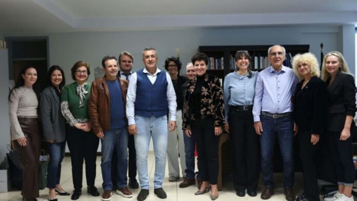 Δημήτρης Κουρέτας: Δέχεται «Βροχή» ευχών – Τι του εύχονται και το δώρο που έκανε στους δημοσιογράφους