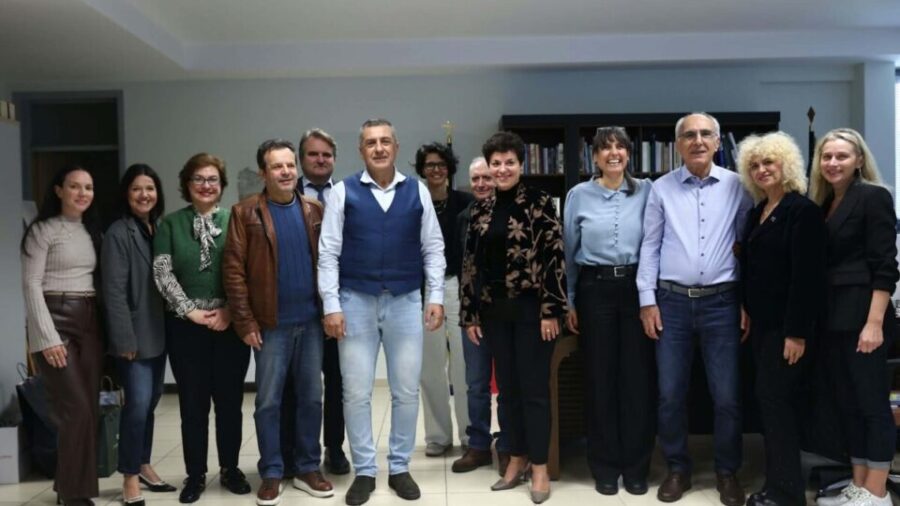 Δημήτρης Κουρέτας: Δέχεται «Βροχή» ευχών – Τι του εύχονται και το δώρο που έκανε στους δημοσιογράφους