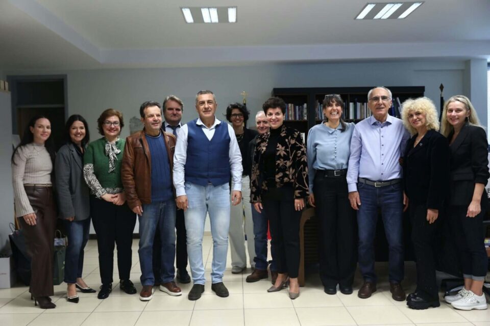 Δημήτρης Κουρέτας: Δέχεται «Βροχή» ευχών – Τι του εύχονται και το δώρο που έκανε στους δημοσιογράφους