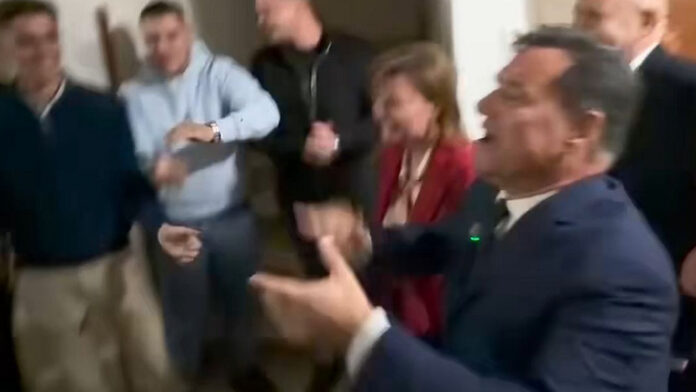 Ο Άδωνις Γεωργιάδης πήγε στα Ιωάννινα και χοροπηδούσε φωνάζοντας «Και Α και ΟΥ και ΔΑΠ ΝΔΦΚ» – Δείτε βίντεο