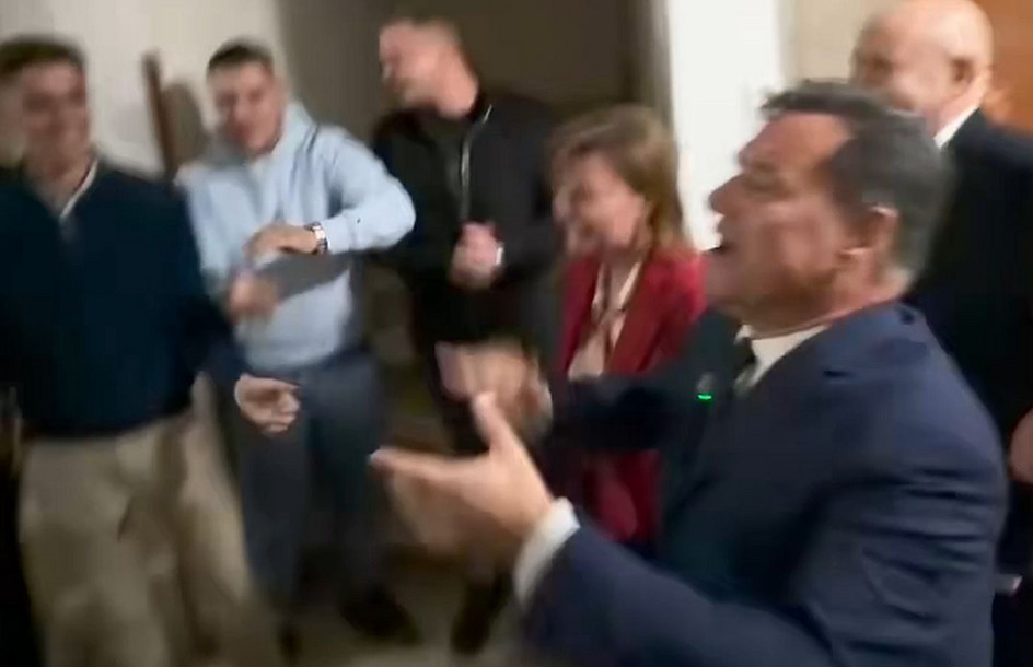 Ο Άδωνις Γεωργιάδης πήγε στα Ιωάννινα και χοροπηδούσε φωνάζοντας «Και Α και ΟΥ και ΔΑΠ ΝΔΦΚ» – Δείτε βίντεο