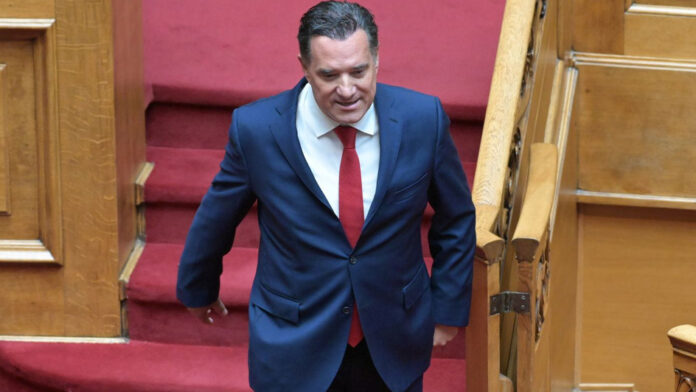 Άδωνις Γεωργιάδης: «Κατηγορήστε με όσο θέλετε, αλλά όχι καθώς οδηγείτε, έλεος» – Τι απαντά για το βίντεο πολίτη από την Πάρο