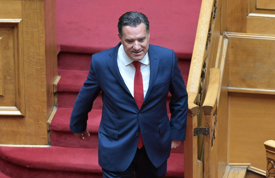 Άδωνις Γεωργιάδης: «Κατηγορήστε με όσο θέλετε, αλλά όχι καθώς οδηγείτε, έλεος» – Τι απαντά για το βίντεο πολίτη από την Πάρο