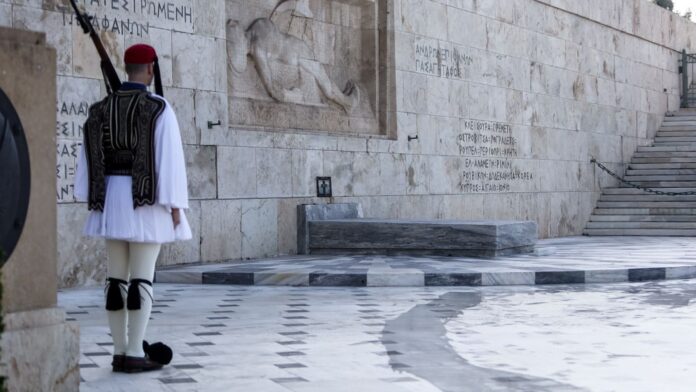 Μνημείο του Αγνώστου Στρατιώτη: Νέα όψη 94 χρόνια μετά τα αποκαλυπτήρια – Η άσφαλτος θα δώσει τη θέση της στο μάρμαρο