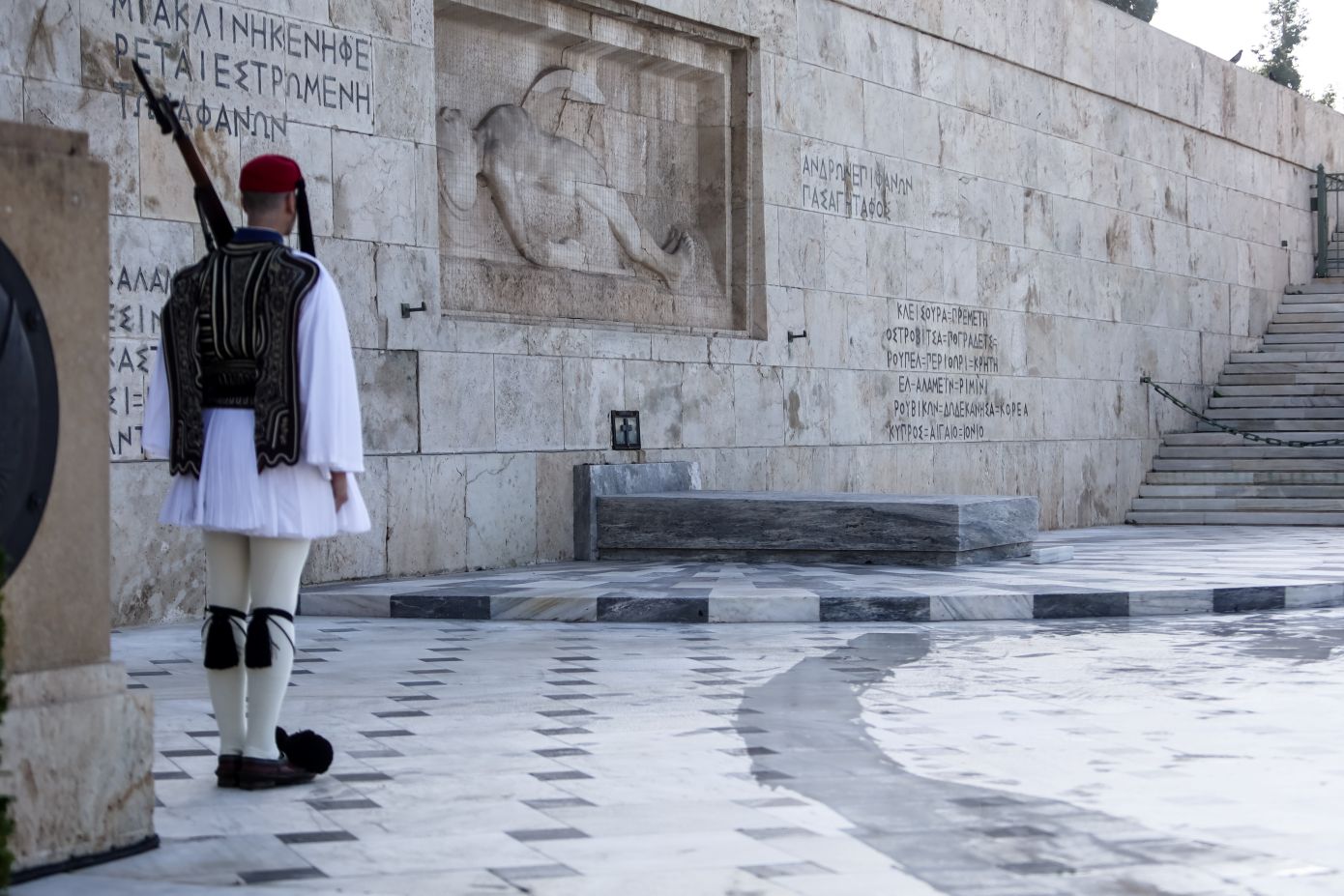 Μνημείο του Αγνώστου Στρατιώτη: Νέα όψη 94 χρόνια μετά τα αποκαλυπτήρια – Η άσφαλτος θα δώσει τη θέση της στο μάρμαρο