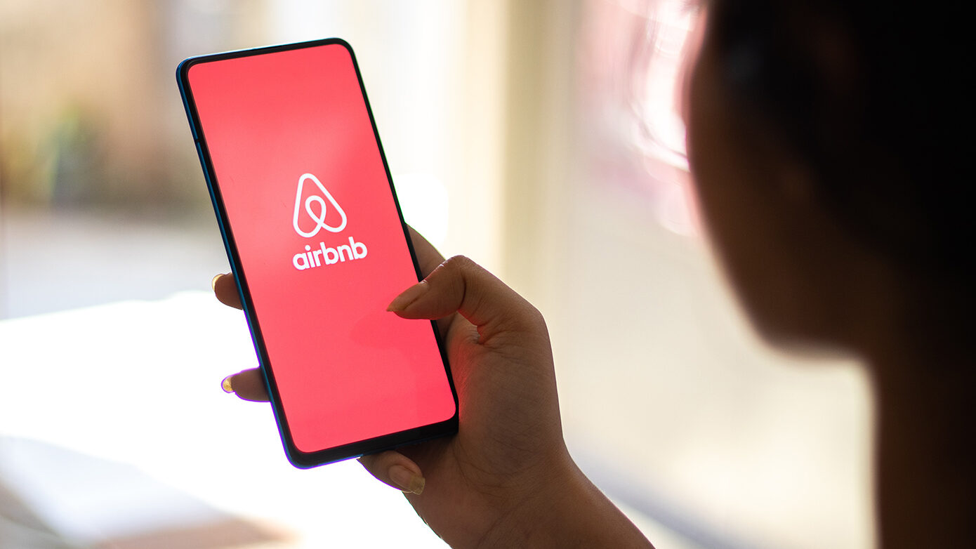 Airbnb: Οι επισκέπτες δεν θα τακτοποιούν το κατάλυμα πριν φύγουν – Τι αλλάζει από τις 20 Νοεμβρίου