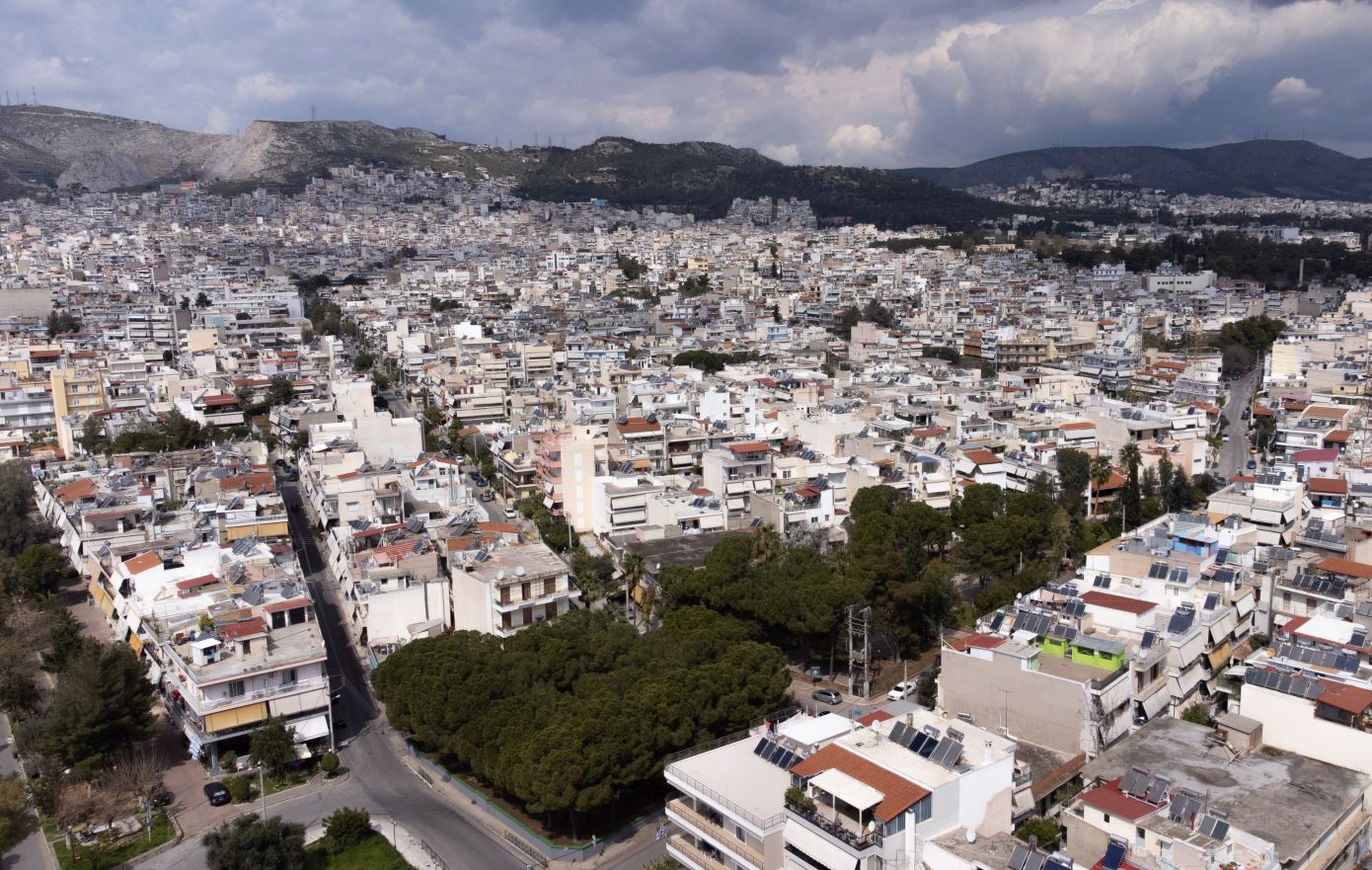 Αττική: Τι προσφέρει 1 εκατ. ευρώ στην αγορά ακινήτων – Μινιμαλιστικό νεόδμητο στη Ριβιέρα ή 450 τ.μ. στην Εκάλη;