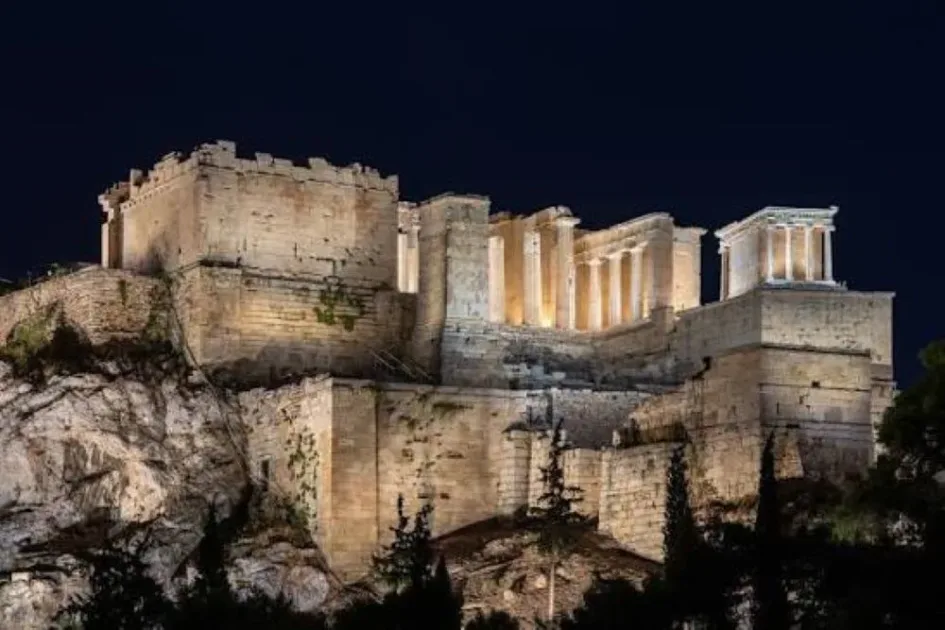 Νέος φωτισμός στον περίπατο της Ακρόπολης με 125 ιστούς στις οδούς Διονυσίου Αρεοπαγίτου και Αποστόλου Παύλου