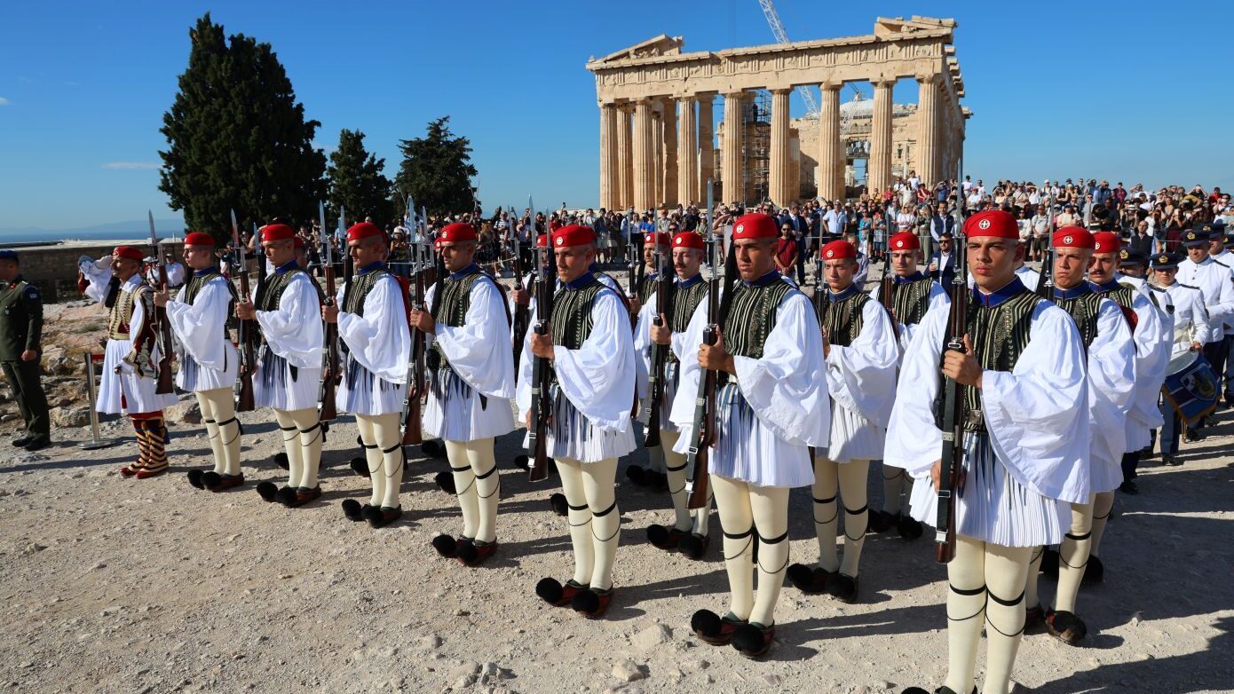 Ακρόπολη: Έπαρση της σημαίας για την 82η επέτειο από την Απελευθέρωση της Αθήνας