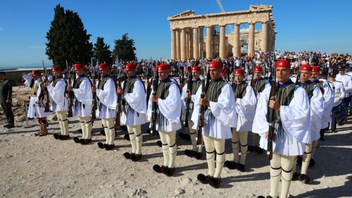 Ακρόπολη: Έπαρση της σημαίας για την 82η επέτειο από την Απελευθέρωση της Αθήνας