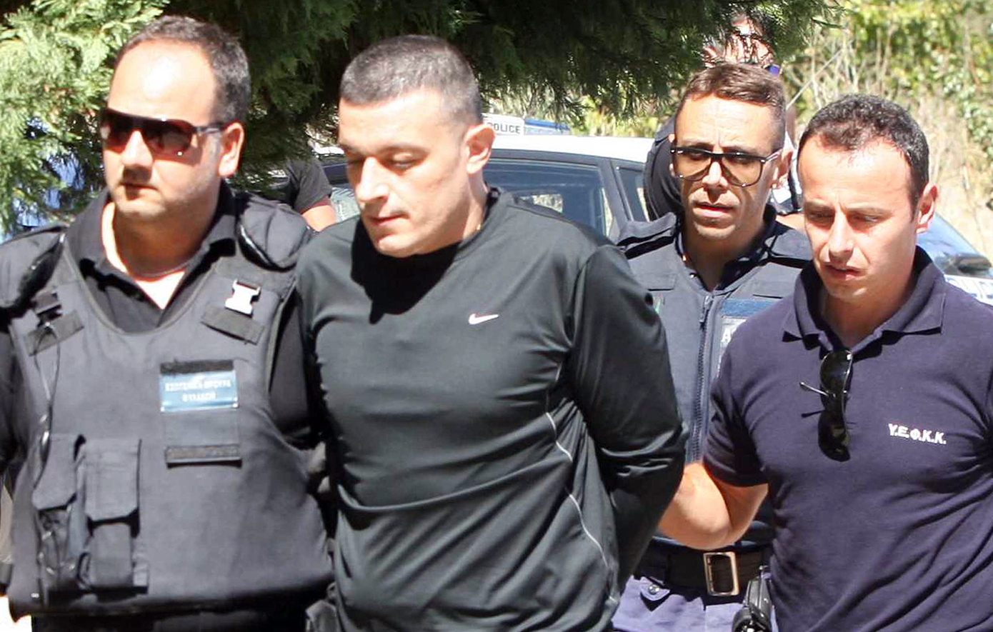 Αλβανία: Πιθανή διαφυγή του Αλκέτ Ριζάι – Το θηριώδες πολυτελές μαύρο τζιπ με αστυνομικό φάρο