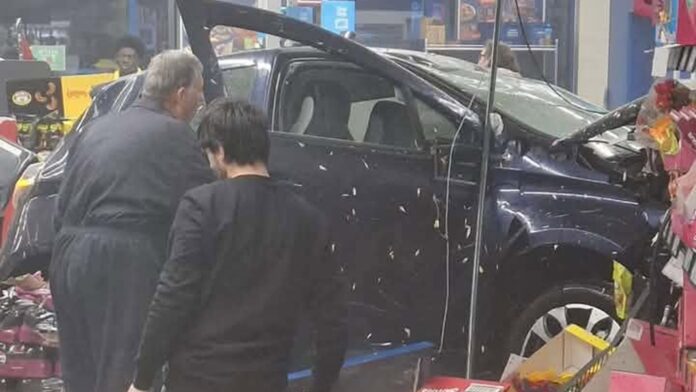 Γουλβερχάμπτον: Αυτοκίνητο μπήκε σε σούπερ μάρκετ στη Βρετανία – Ένας νεκρός και αρκετοί τραυματίες