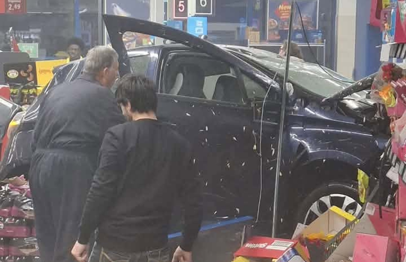 Γουλβερχάμπτον: Αυτοκίνητο μπήκε σε σούπερ μάρκετ στη Βρετανία – Ένας νεκρός και αρκετοί τραυματίες