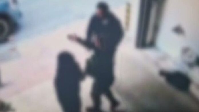 Θεσσαλονίκη: Αστυνομικός άφησε τον εξοπλισμό του και καβγάδισε με πολίτη