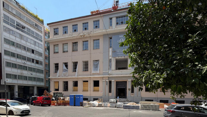 «Αθήνα Ψηλά» για την Πλατεία Θεάτρου: Πράσινα λόγια, μαύρη άσφαλτος