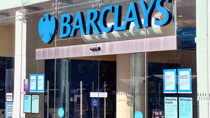 Barclays: Περικόπτει 5.000 θέσεις εργασίας για να επεκτείνει την AI, παρά την αύξηση κερδών – Στο στόχαστρο οι προγραμματιστές
