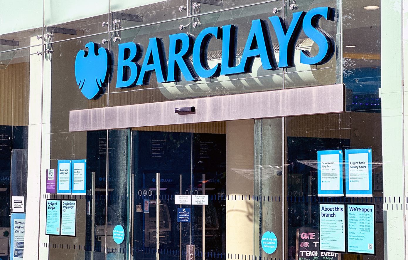 Barclays: Περικόπτει 5.000 θέσεις εργασίας για να επεκτείνει την AI, παρά την αύξηση κερδών – Στο στόχαστρο οι προγραμματιστές
