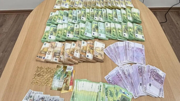 ΕΛ.ΑΣ.: Τι κατασχέθηκε στην υπόθεση με τα στημένα στο μπάσκετ – 931.463 ευρώ, 14 κινητά και μπλούζες ομάδας