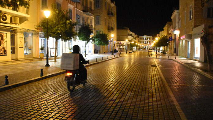 Delivery: Νέοι κανόνες για τους διανομείς βάζουν όρια στους αλγόριθμους για αμοιβές και απολύσεις