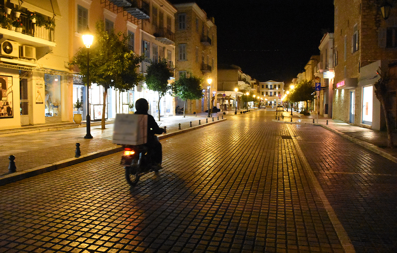 Delivery: Νέοι κανόνες για τους διανομείς βάζουν όρια στους αλγόριθμους για αμοιβές και απολύσεις