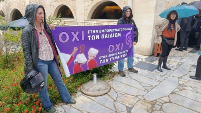 Χανιά: Με διαμαρτυρίες και αυξημένα μέτρα ασφαλείας ξεκίνησε η δίκη για την εμπορία βρεφών – Στο εδώλιο 33 άτομα