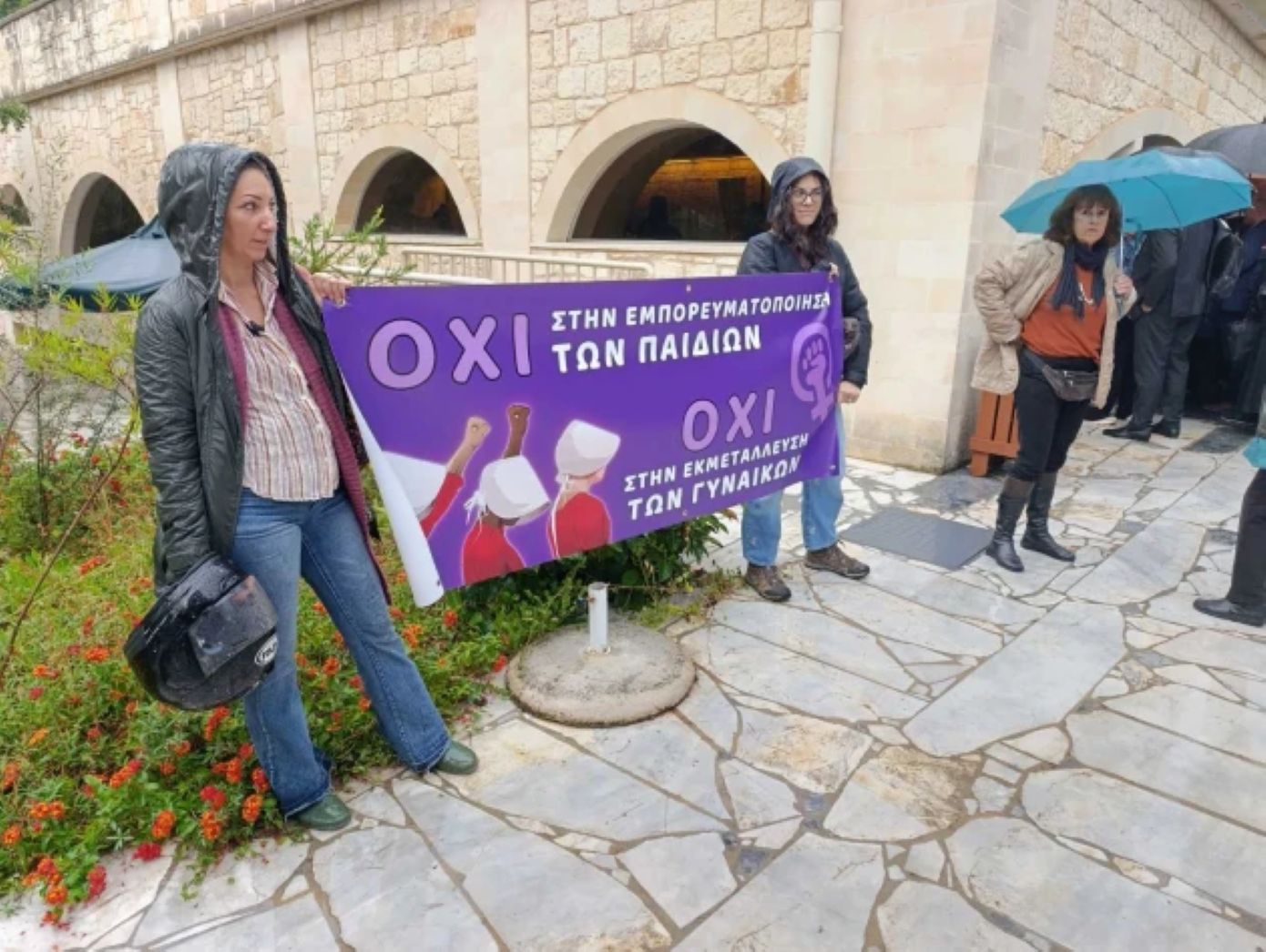 Χανιά: Με διαμαρτυρίες και αυξημένα μέτρα ασφαλείας ξεκίνησε η δίκη για την εμπορία βρεφών – Στο εδώλιο 33 άτομα