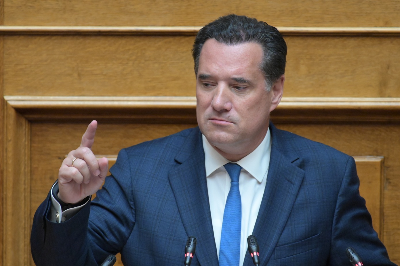 Άδωνις Γεωργιάδης κατά Αλέξη Τσίπρα για το σύνθημα της ΔΑΠ και τις «άναρθρες κραυγές» – «Τσάμπα τα λεφτά για το rebranding»
