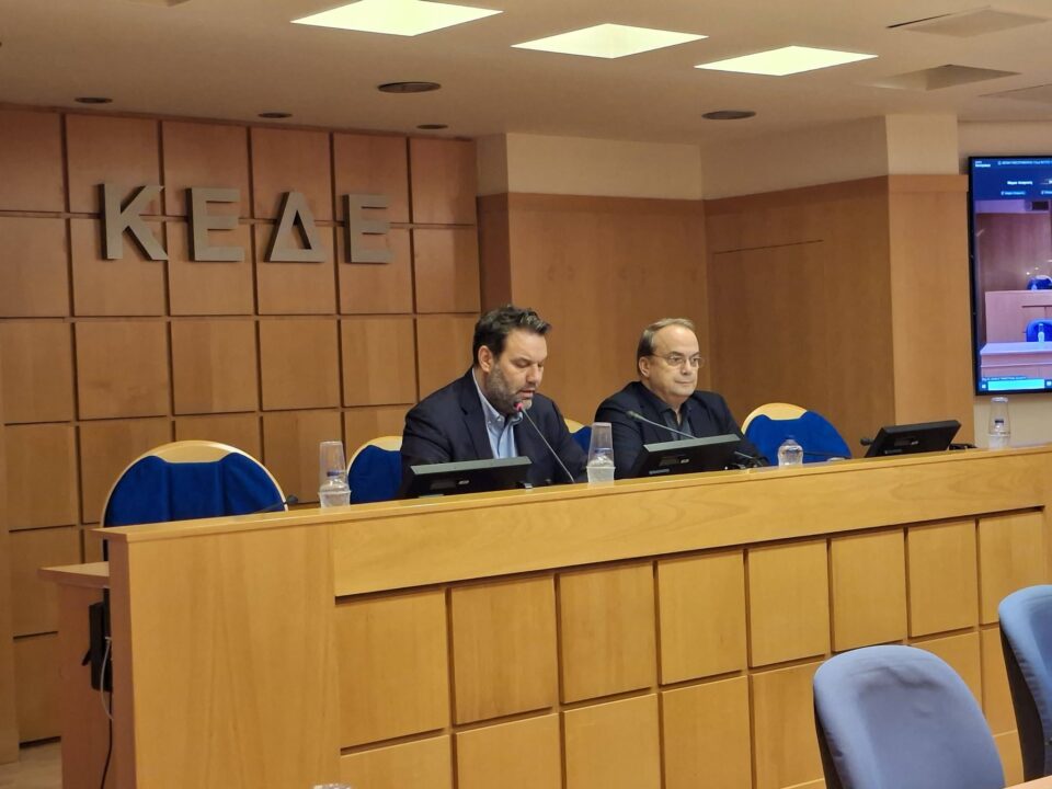 ΠΕΔ Νοτίου Αιγαίου: Οι δήμαρχοι προειδοποιούν ότι τα νησιά χάνουν την ταυτότητά τους και ζητούν δυναμικές παρεμβάσεις από την ΚΕΔΕ