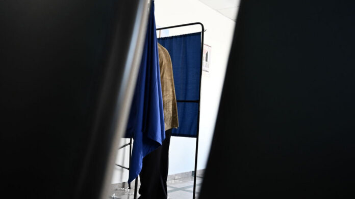 Δημοσκόπηση Interview: Η ΝΔ προηγείται καθαρά – ΠΑΣΟΚ και ΕΛΑΣ σε «ντέρμπι» για τη δεύτερη θέση