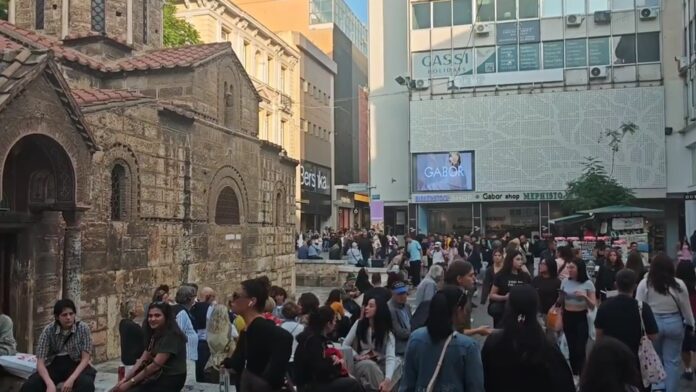 Αθήνα: Μίνι «άνοιξη» με θερμοκρασία πάνω από 25 βαθμούς και κοσμοσυρροή στην Ερμού – Έρχονται βροχές από αύριο Κυριακή