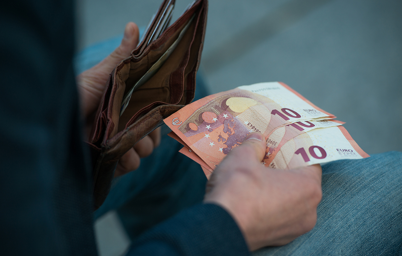 Φόροι και ασφαλιστικές εισφορές απορροφούν έως και τον μισό μισθό