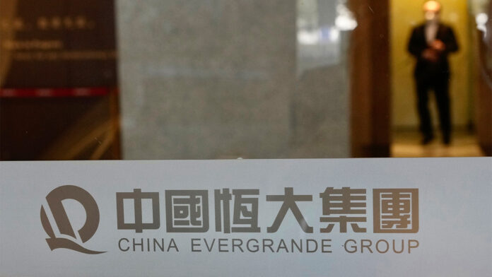 Evergrande: Θυγατρική του κινεζικού κολοσσού που κατέρρευσε με χρέη 300 δισ. πωλείται για 513 εκατ. δολάρια – Αγωγές κατά της PwC