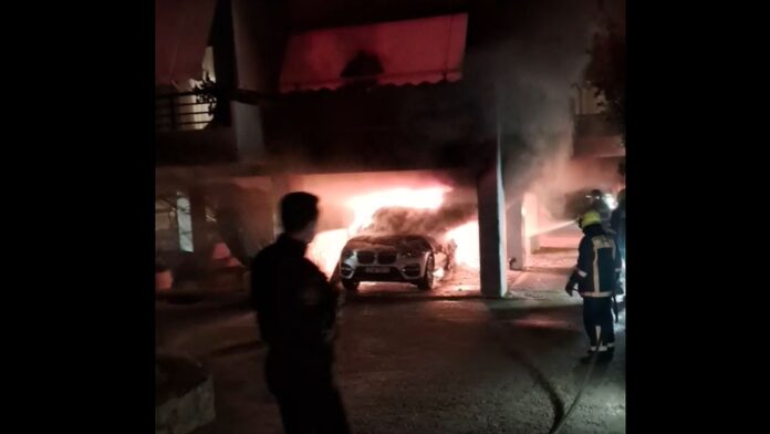 Στέλεχος του Πολεμικού Ναυτικού έβαλε φωτιά σε σπίτι και αυτοκίνητα τριών πρώην συντρόφων του